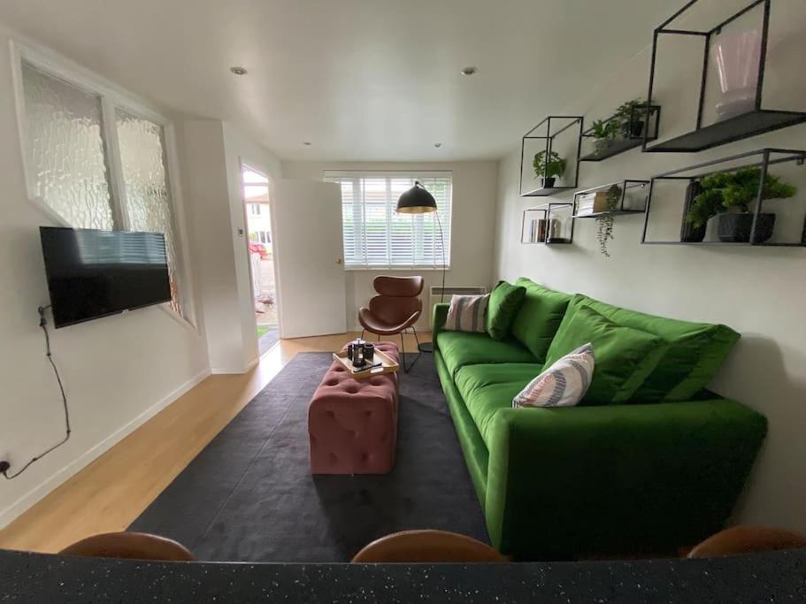 2 Bed House in Hampton - Free parking