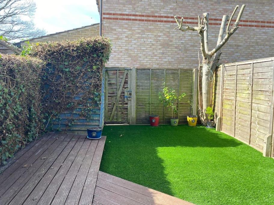 2 Bed House in Hampton - Free parking