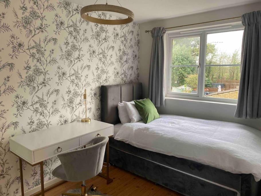 2 Bed House in Hampton - Free parking