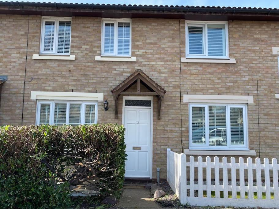 2 Bed House in Hampton - Free parking