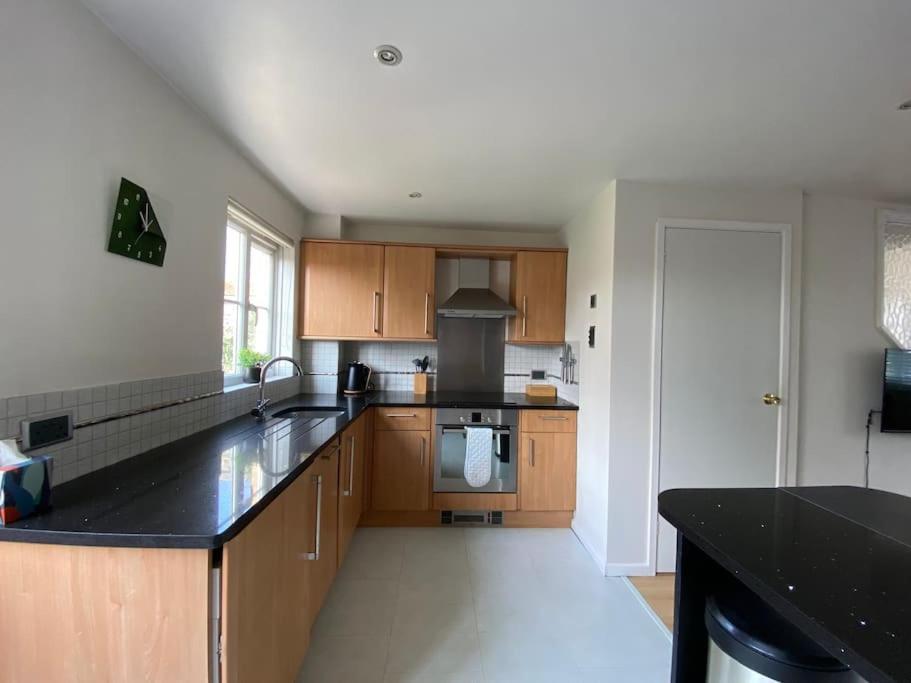 2 Bed House in Hampton - Free parking, photo 20