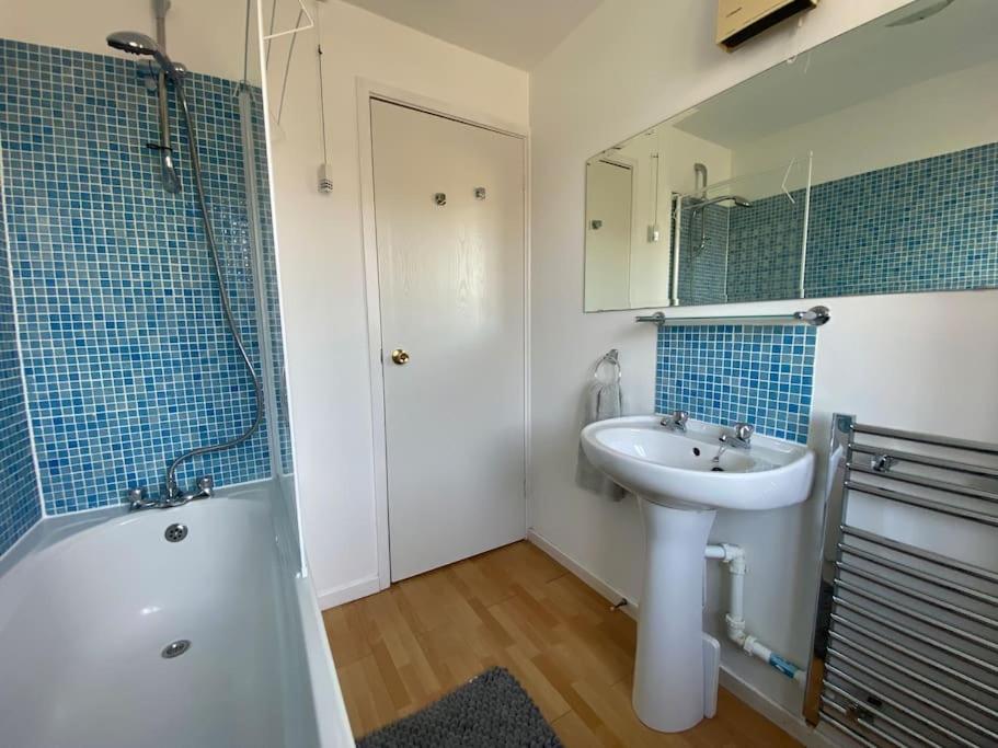 2 Bed House in Hampton - Free parking, photo 18