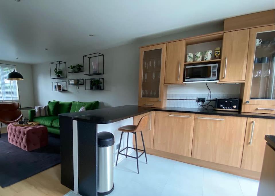 2 Bed House in Hampton - Free parking, photo 11