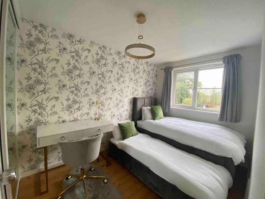 2 Bed House in Hampton - Free parking