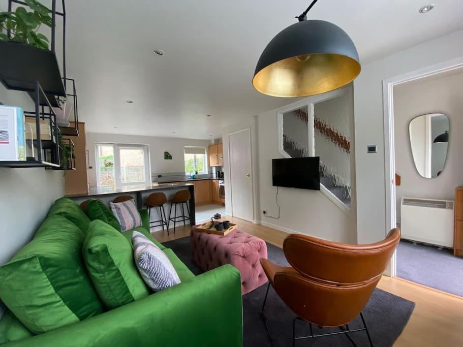 2 Bed House in Hampton - Free parking