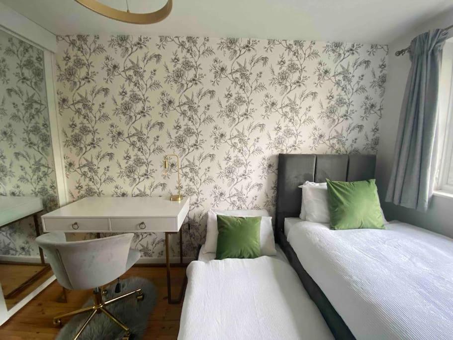 2 Bed House in Hampton - Free parking, photo 10