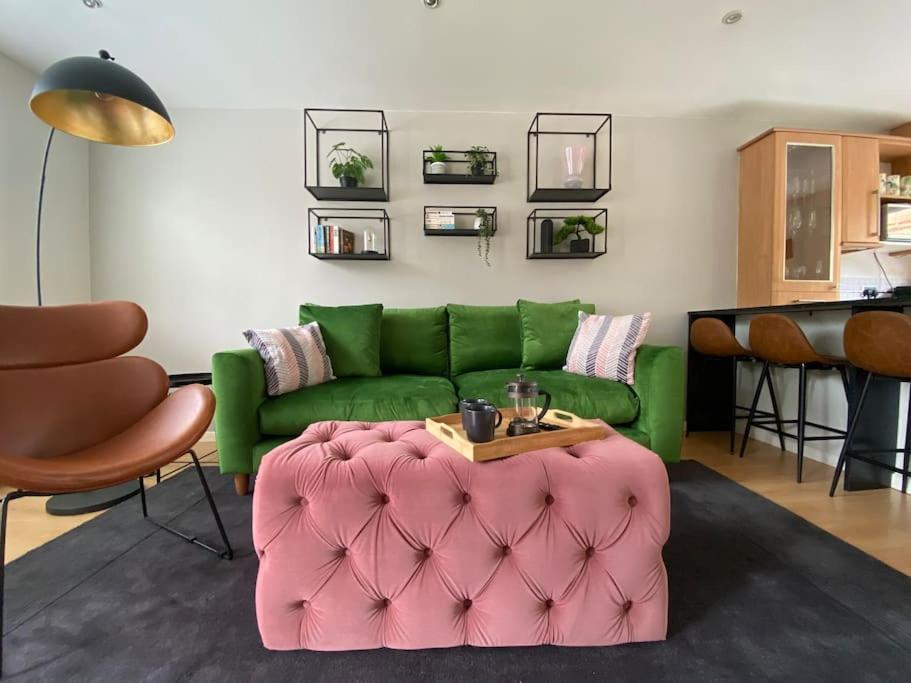 2 Bed House in Hampton - Free parking