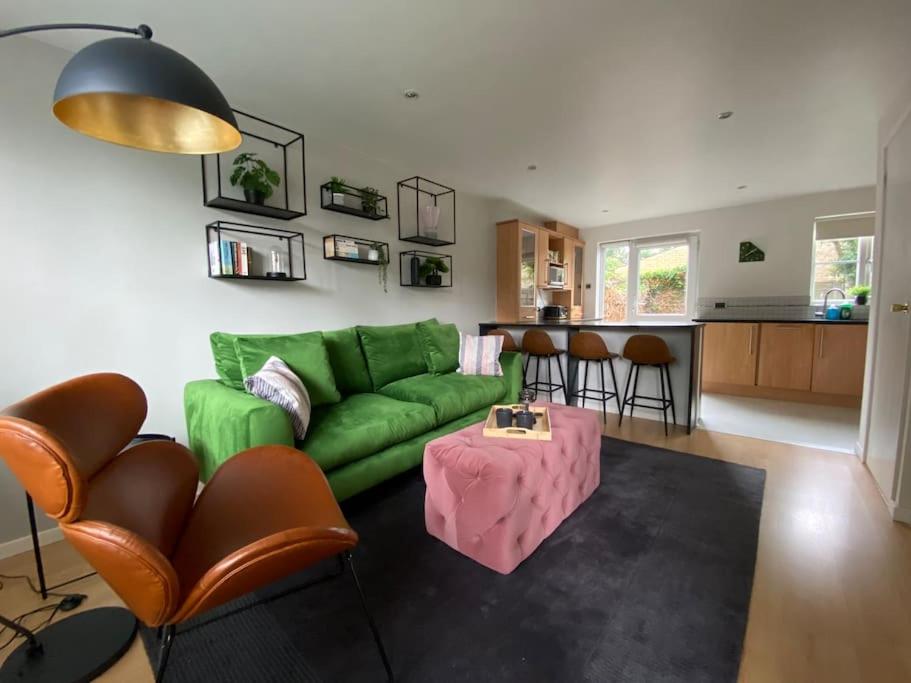 2 Bed House in Hampton - Free parking