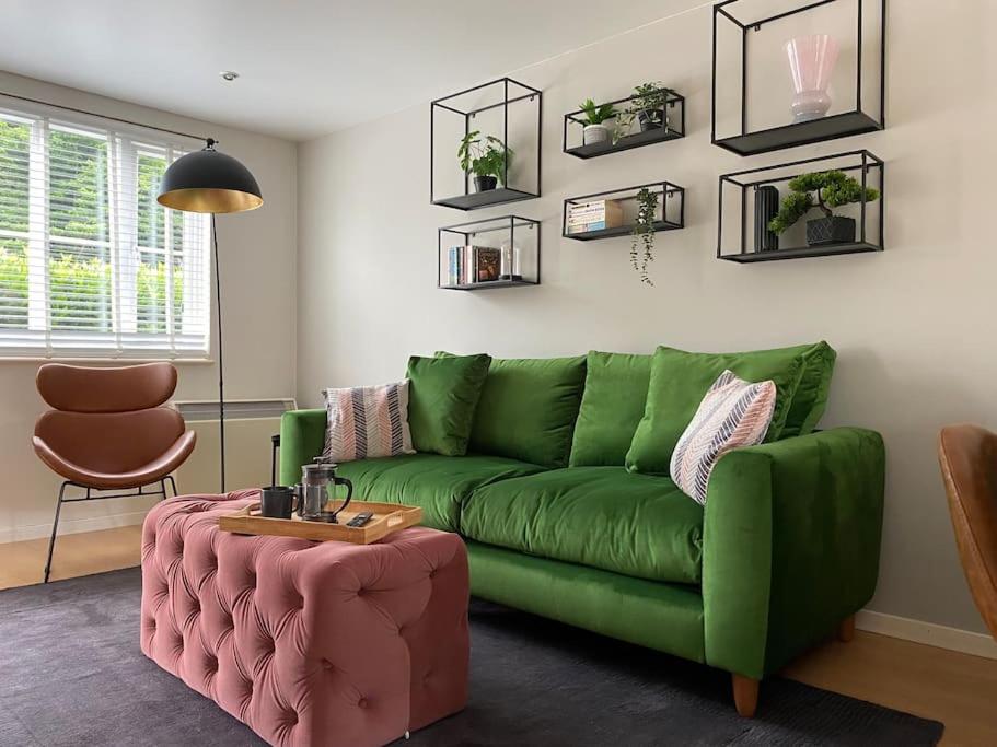 2 Bed House in Hampton - Free parking