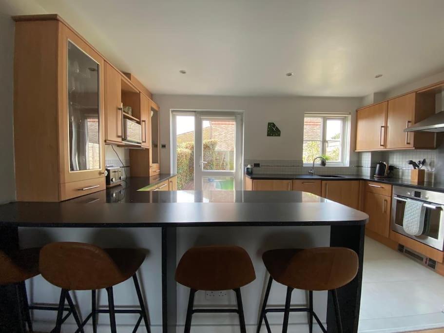 2 Bed House in Hampton - Free parking