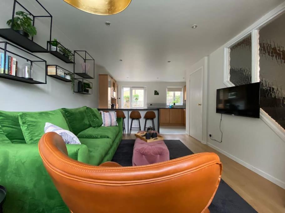 2 Bed House in Hampton - Free parking