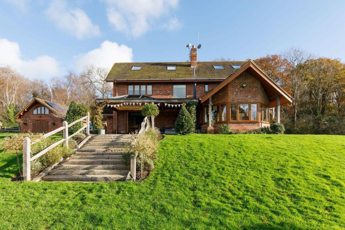 Serene Riverside: 6BR Luxury Retreat in Curdridge