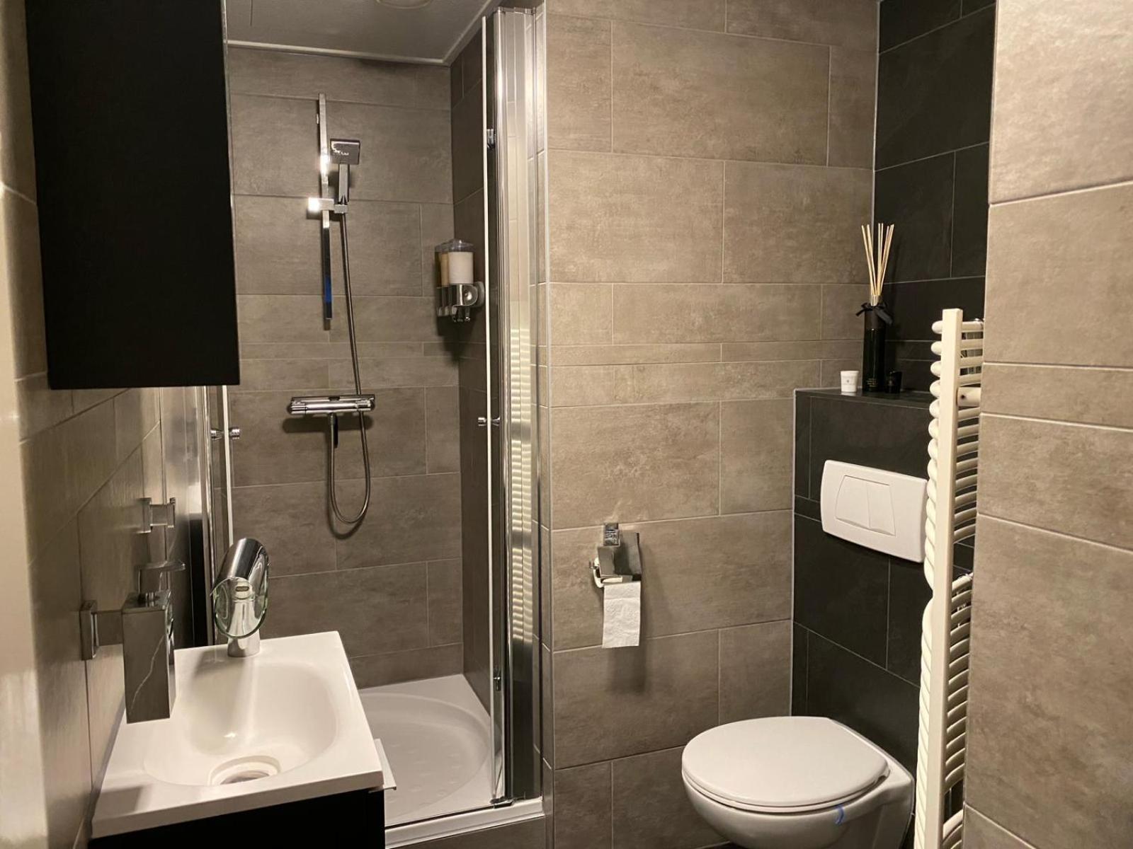 Bed & Breakfast Romee en Epe — bathroom