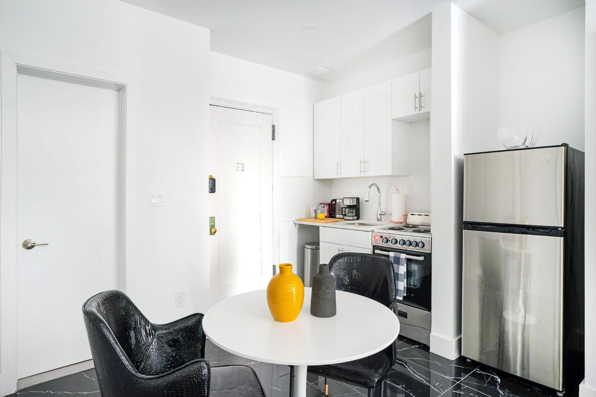 444-4F Newly renovated 1BR in Midtown West