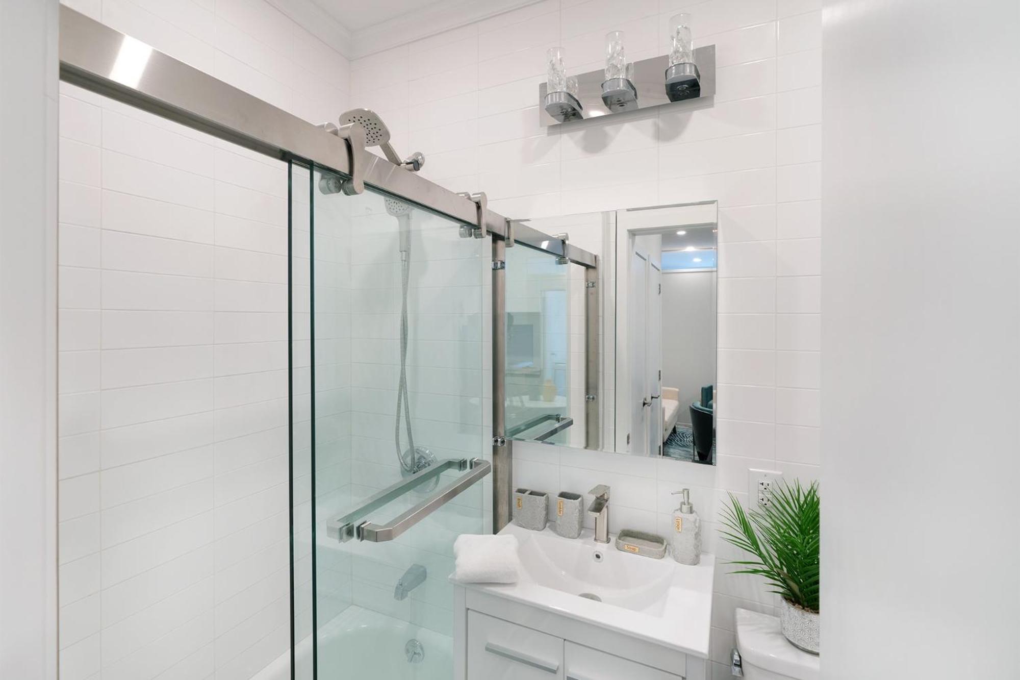 444-4F Newly renovated 1BR in Midtown West