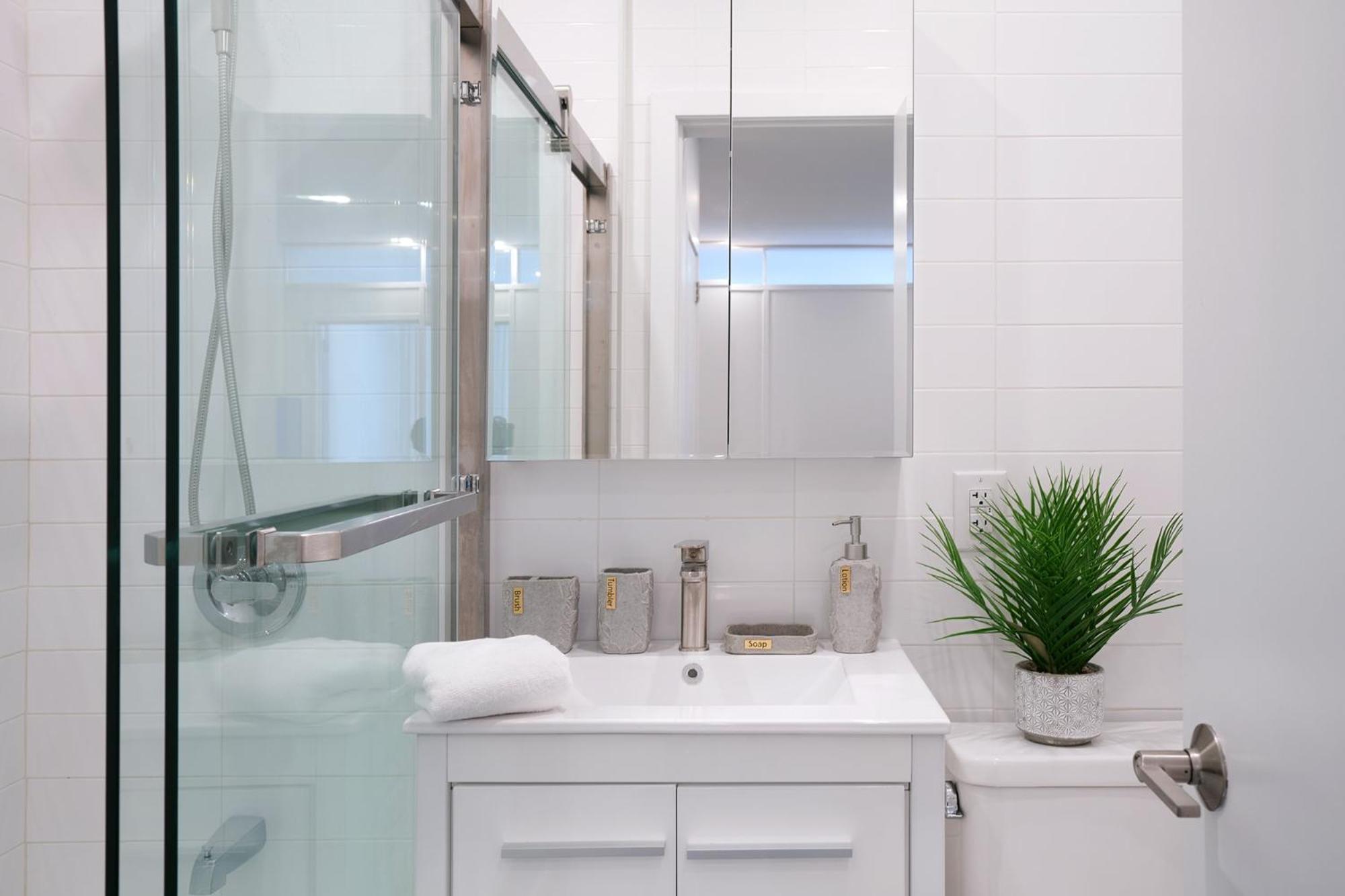 444-4F Newly renovated 1BR in Midtown West