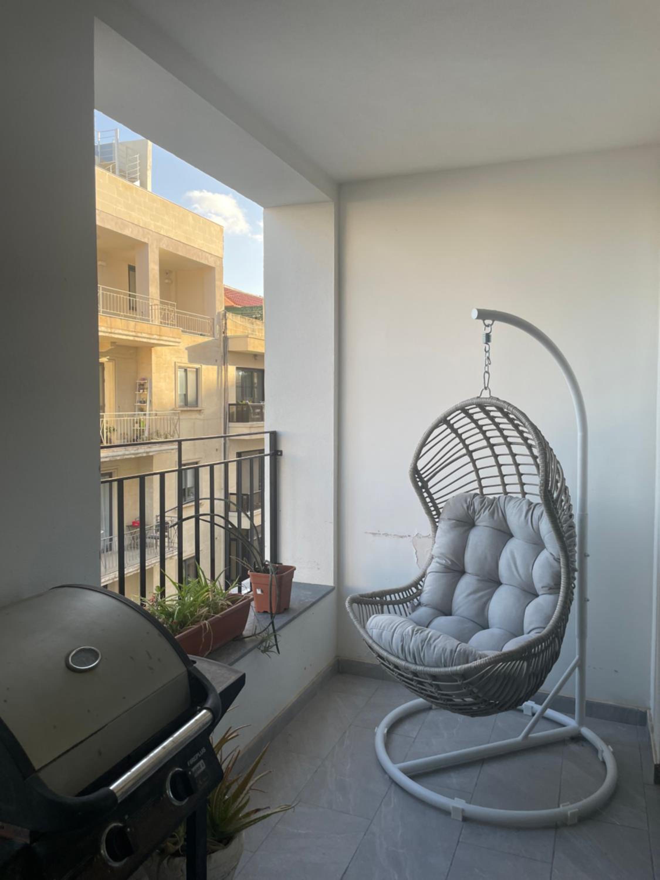 Spacious seaview Sliema Apt, steps from Valletta Ferry