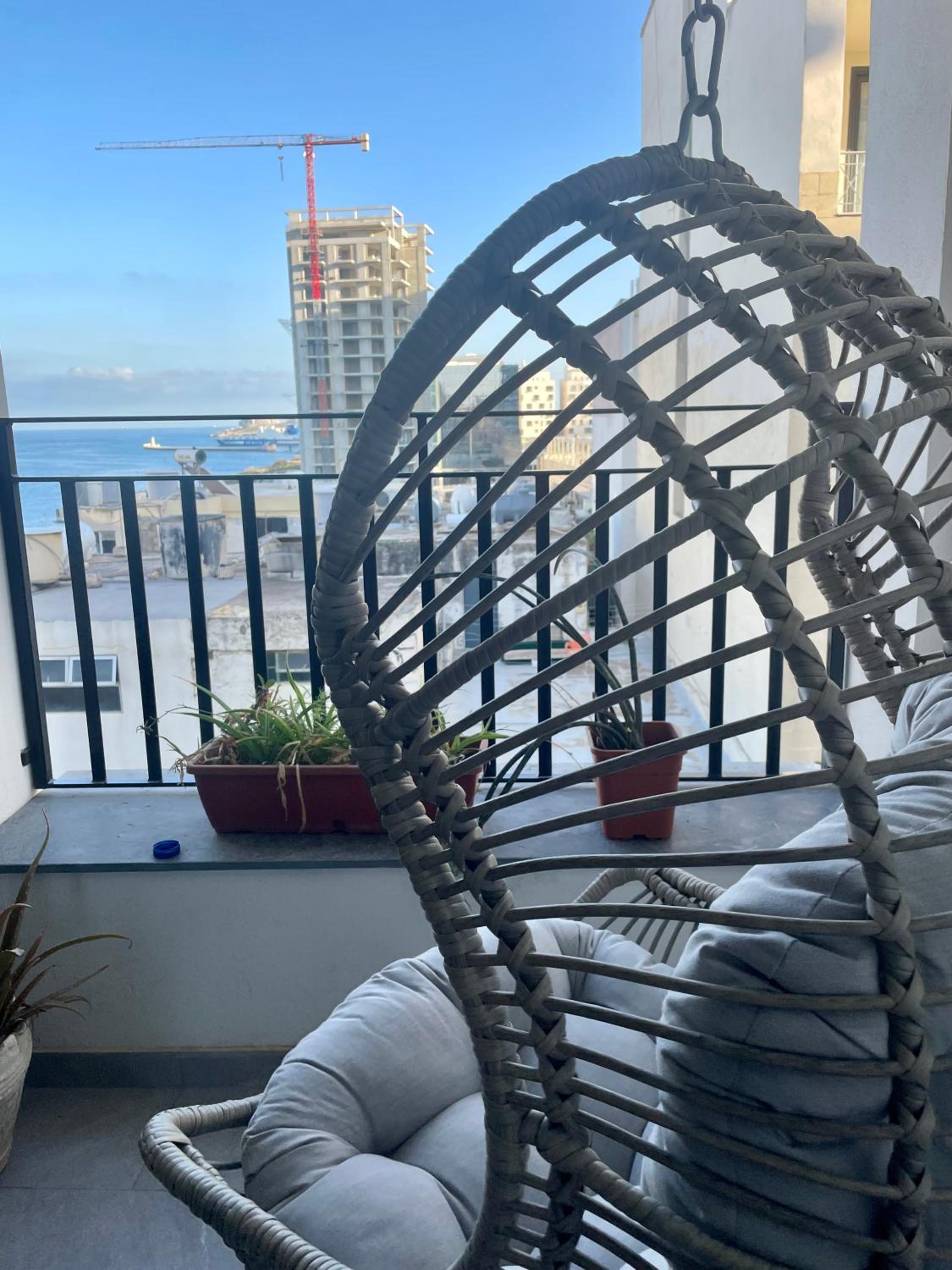 Spacious seaview Sliema Apt, steps from Valletta Ferry