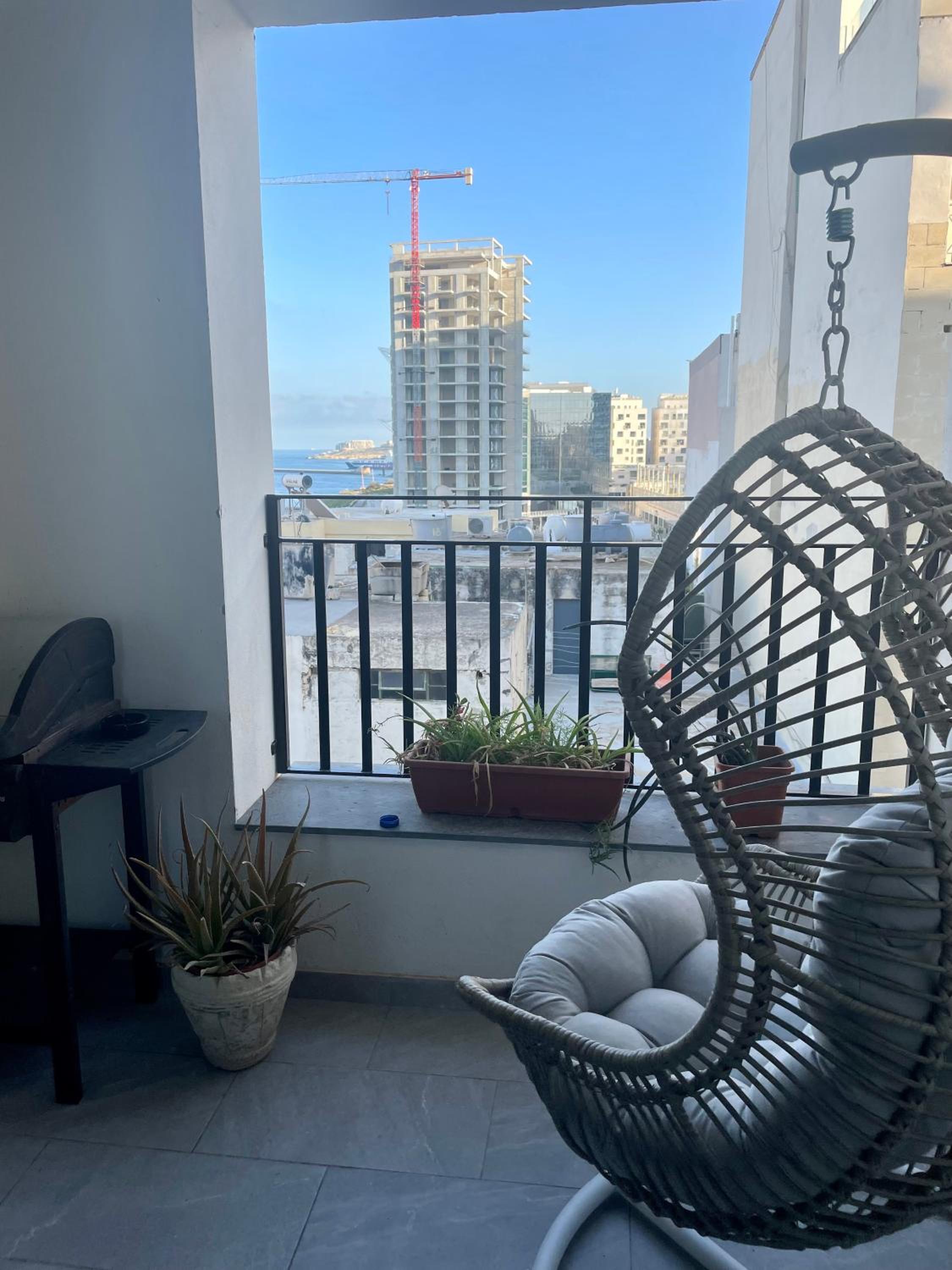 Spacious seaview Sliema Apt, steps from Valletta Ferry