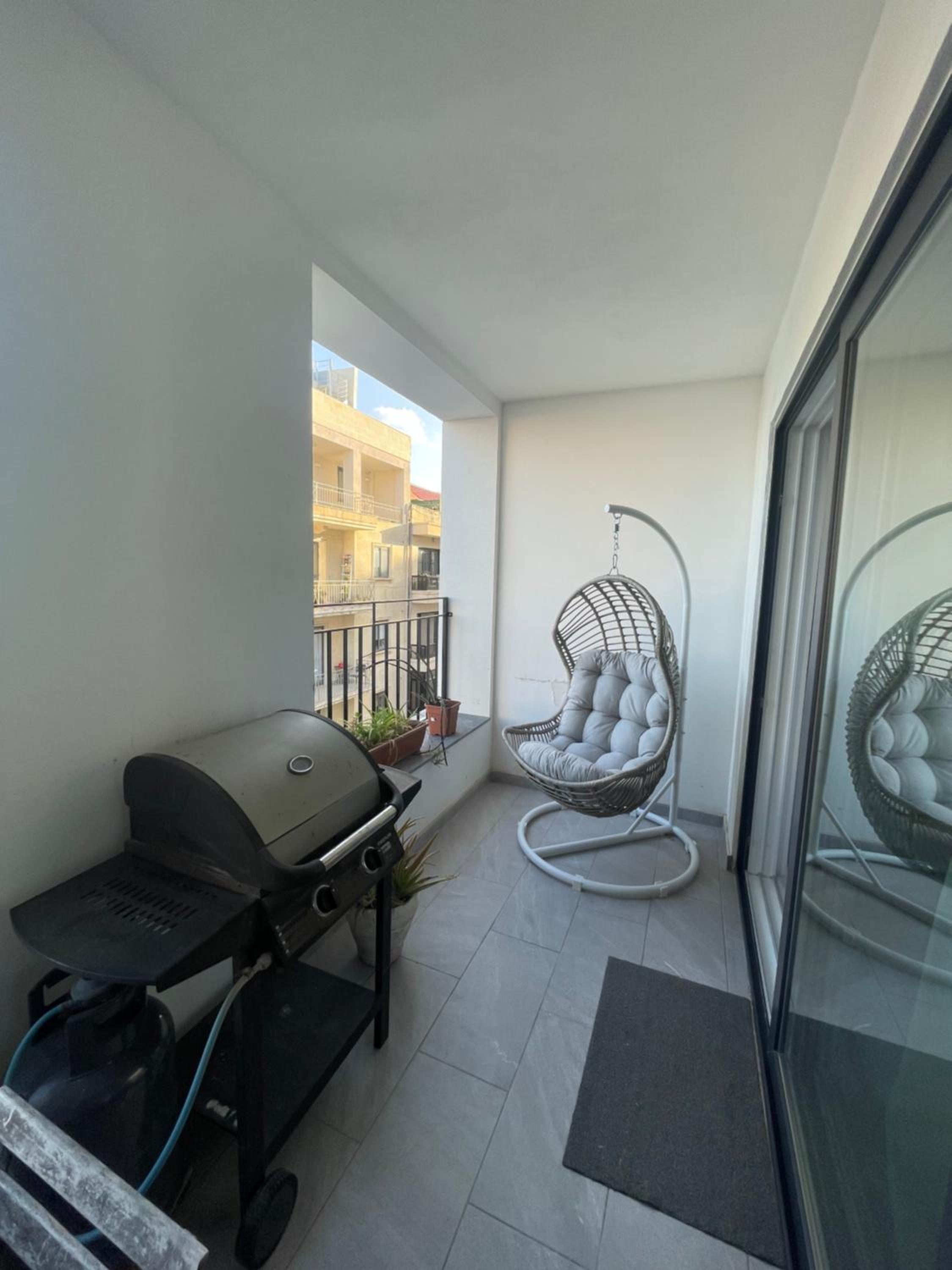 Spacious seaview Sliema Apt, steps from Valletta Ferry