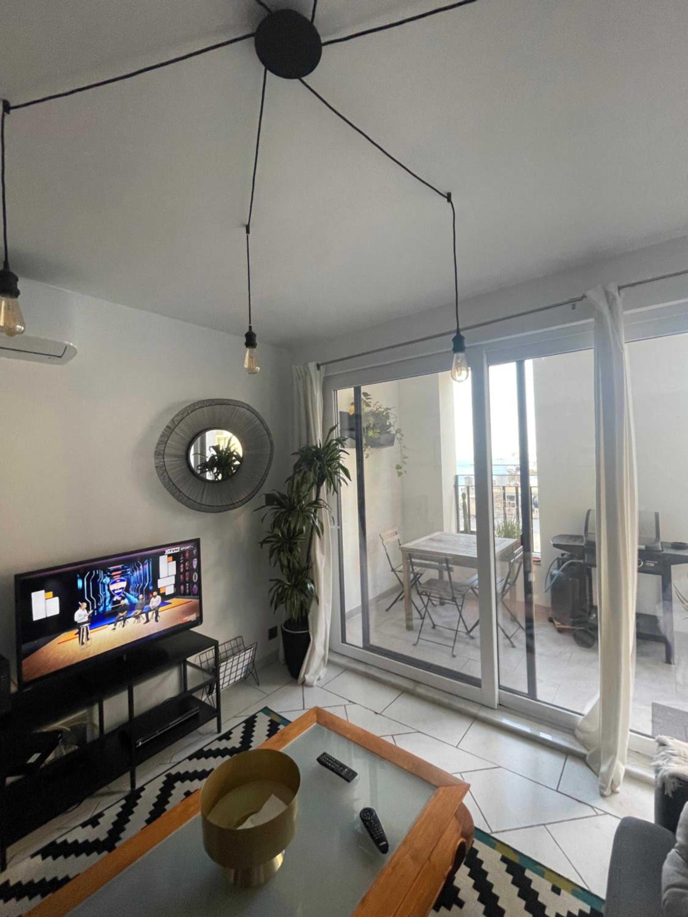 Spacious seaview Sliema Apt, steps from Valletta Ferry