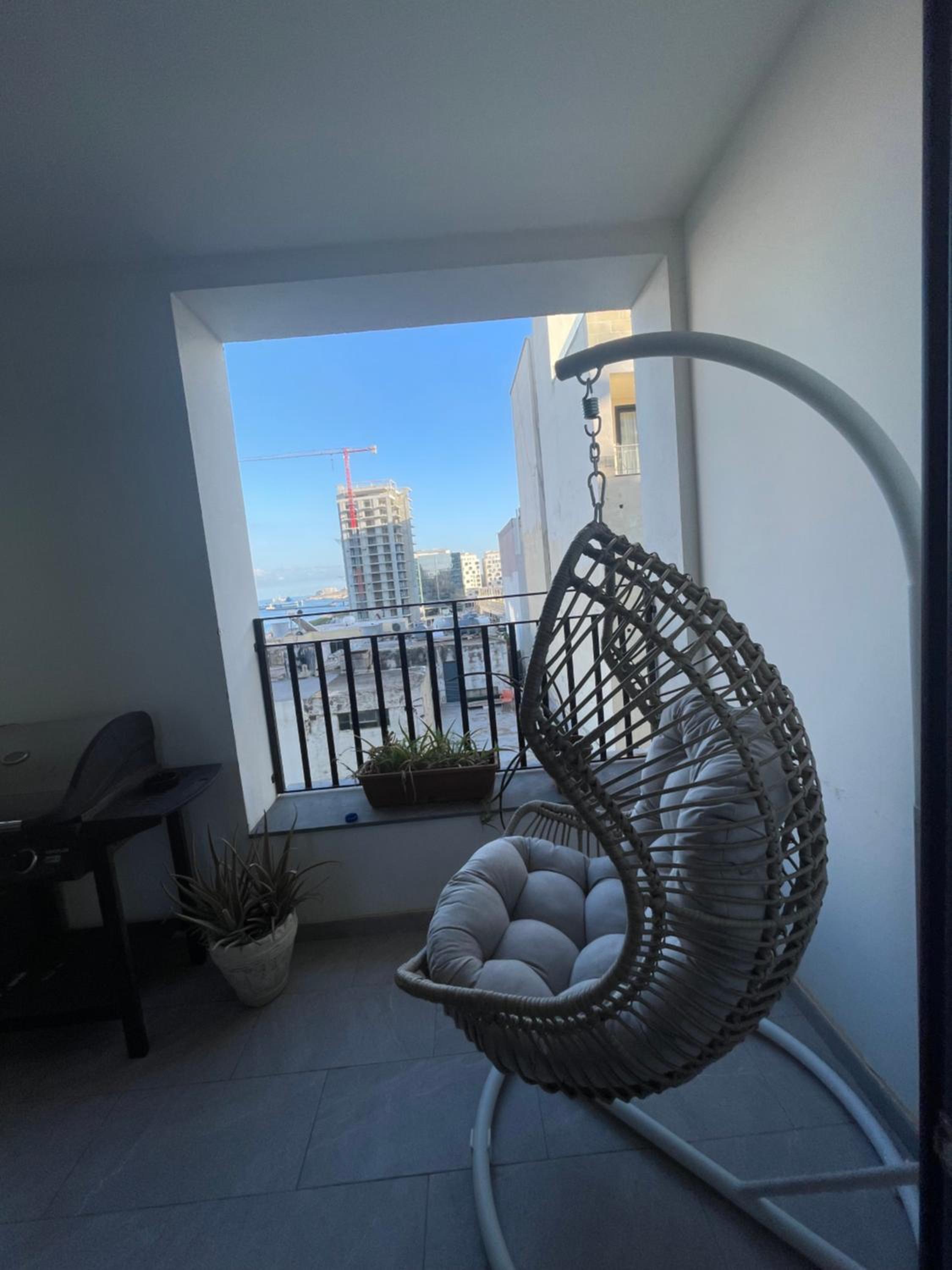 Spacious seaview Sliema Apt, steps from Valletta Ferry