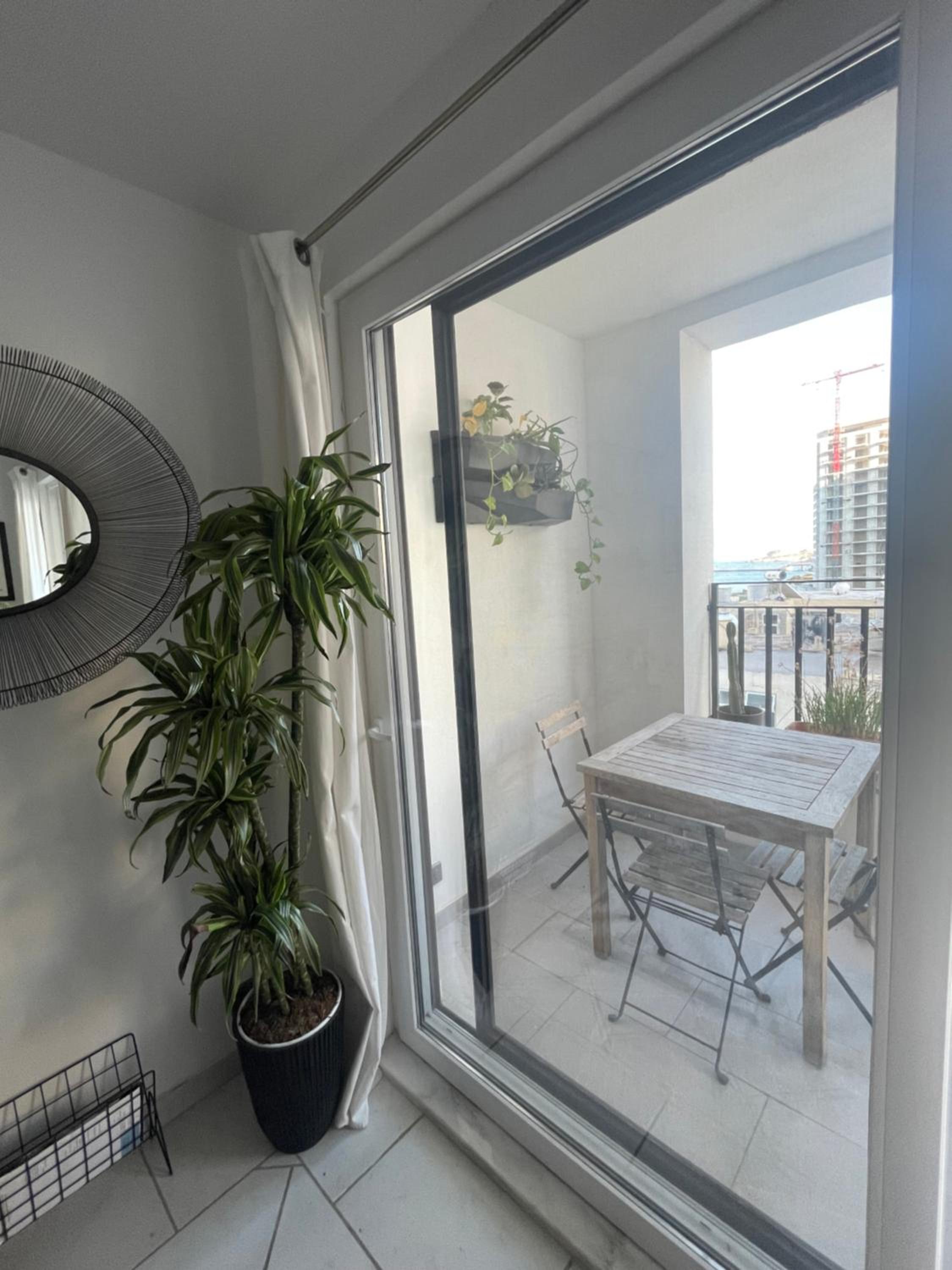 Spacious seaview Sliema Apt, steps from Valletta Ferry