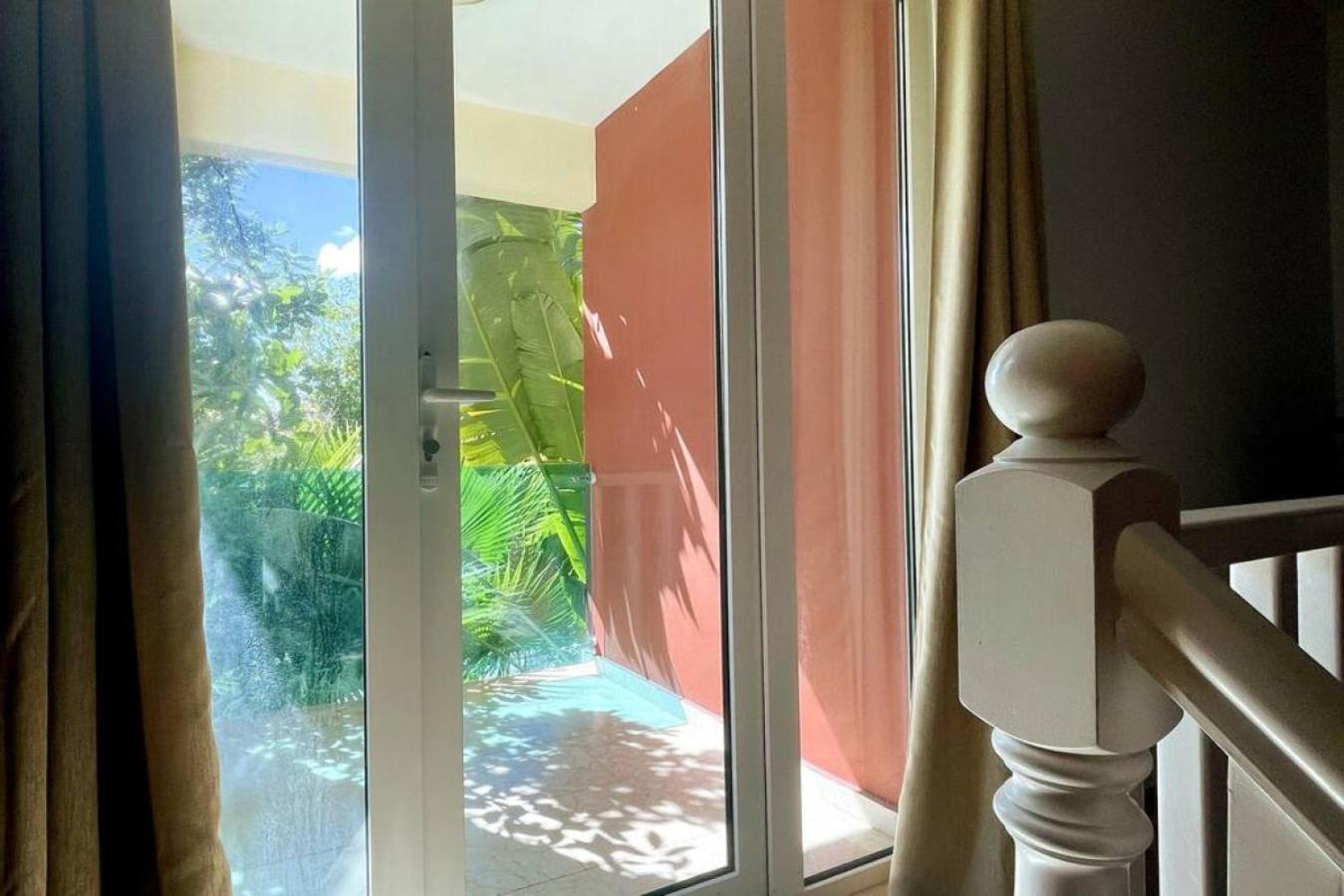 Villa and Pool walk to Palm Beach ideal for GROUPS