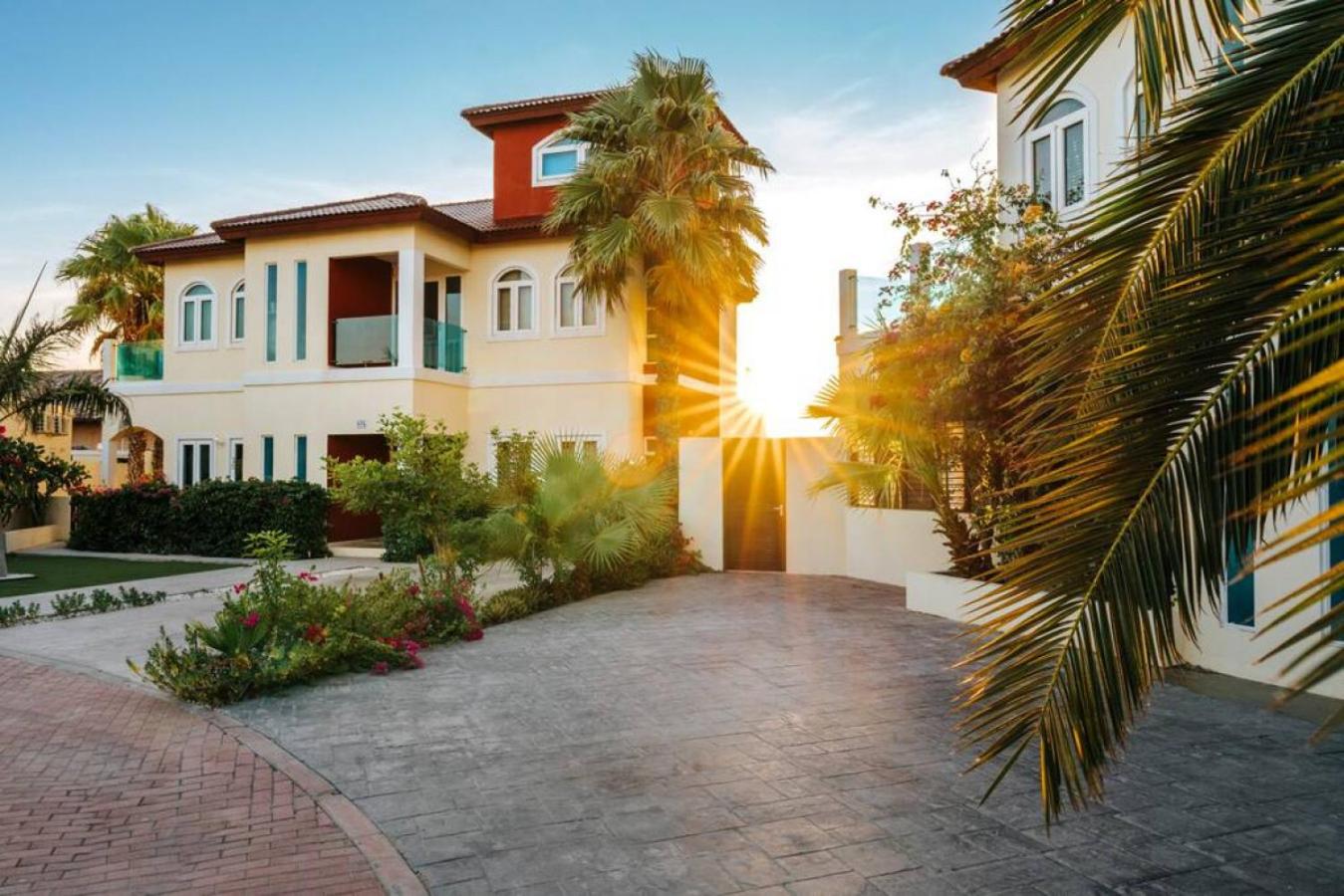 Villa and Pool walk to Palm Beach ideal for GROUPS