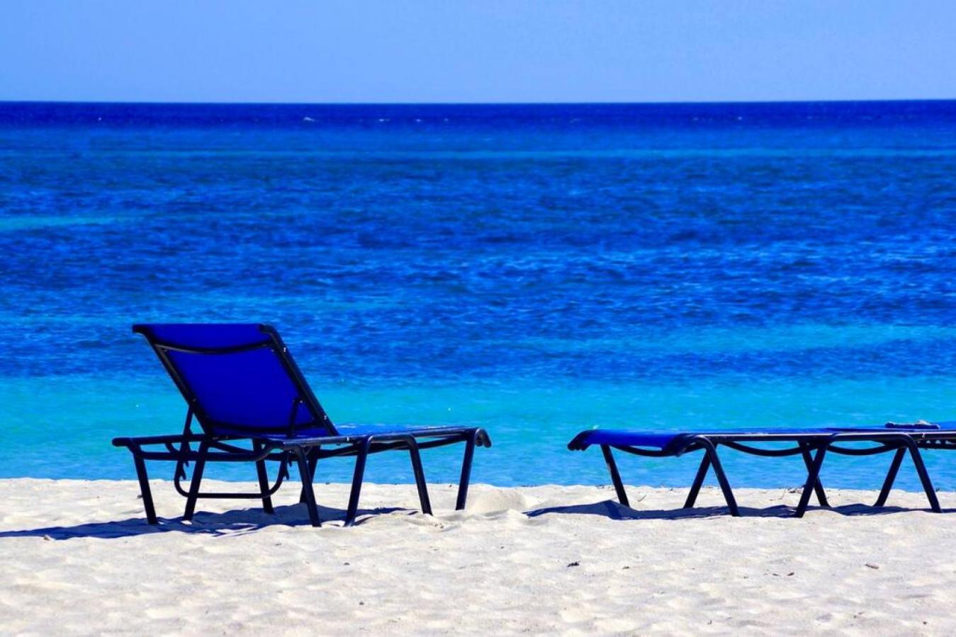 Villa and Pool walk to Palm Beach ideal for GROUPS