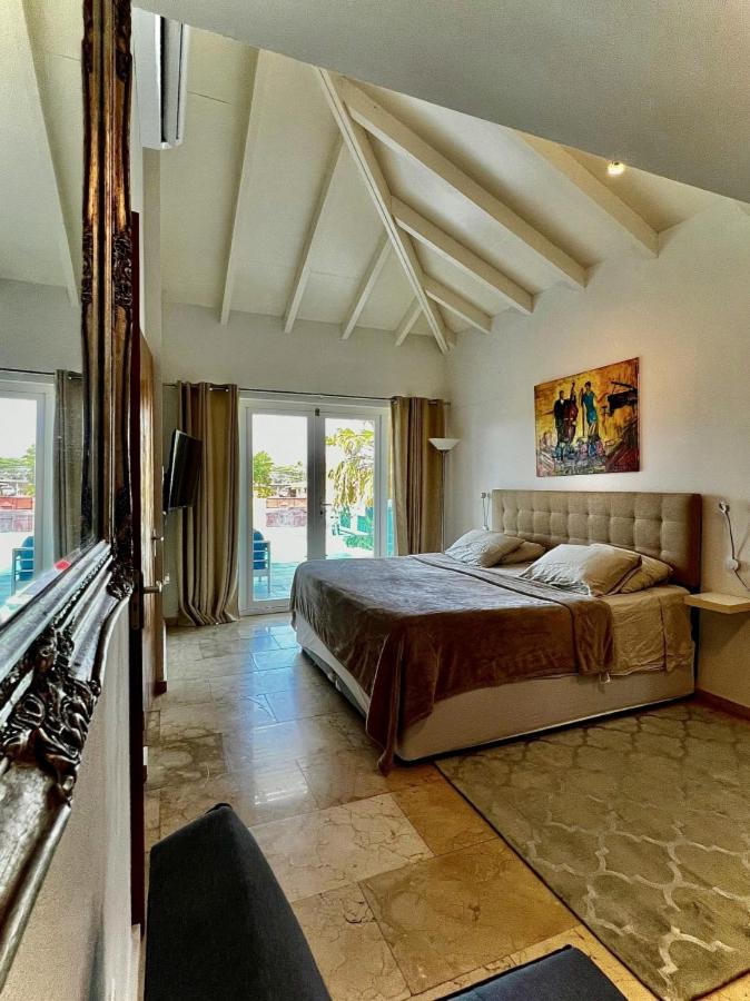 Villa and Pool walk to Palm Beach ideal for GROUPS