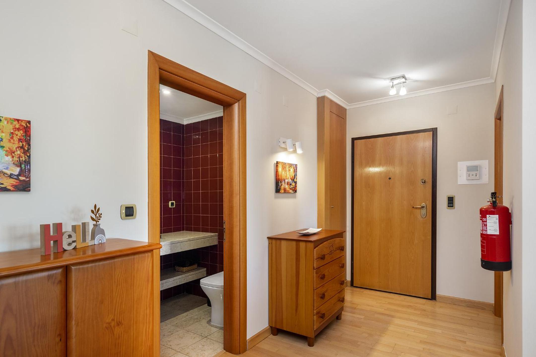 Spacious 2BR apartment with free parking in Lisbon by Soulplaces