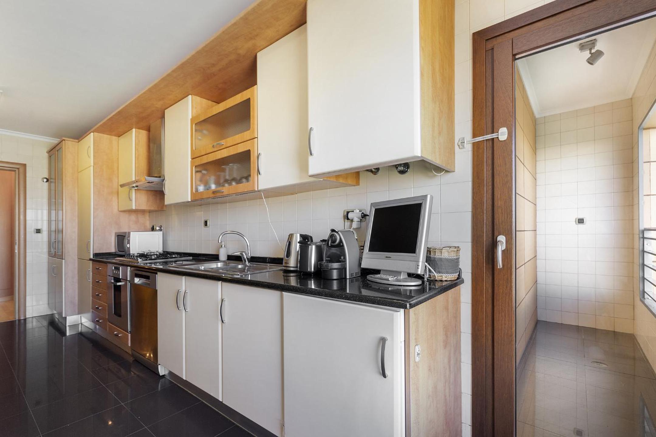 Spacious 2BR apartment with free parking in Lisbon by Soulplaces