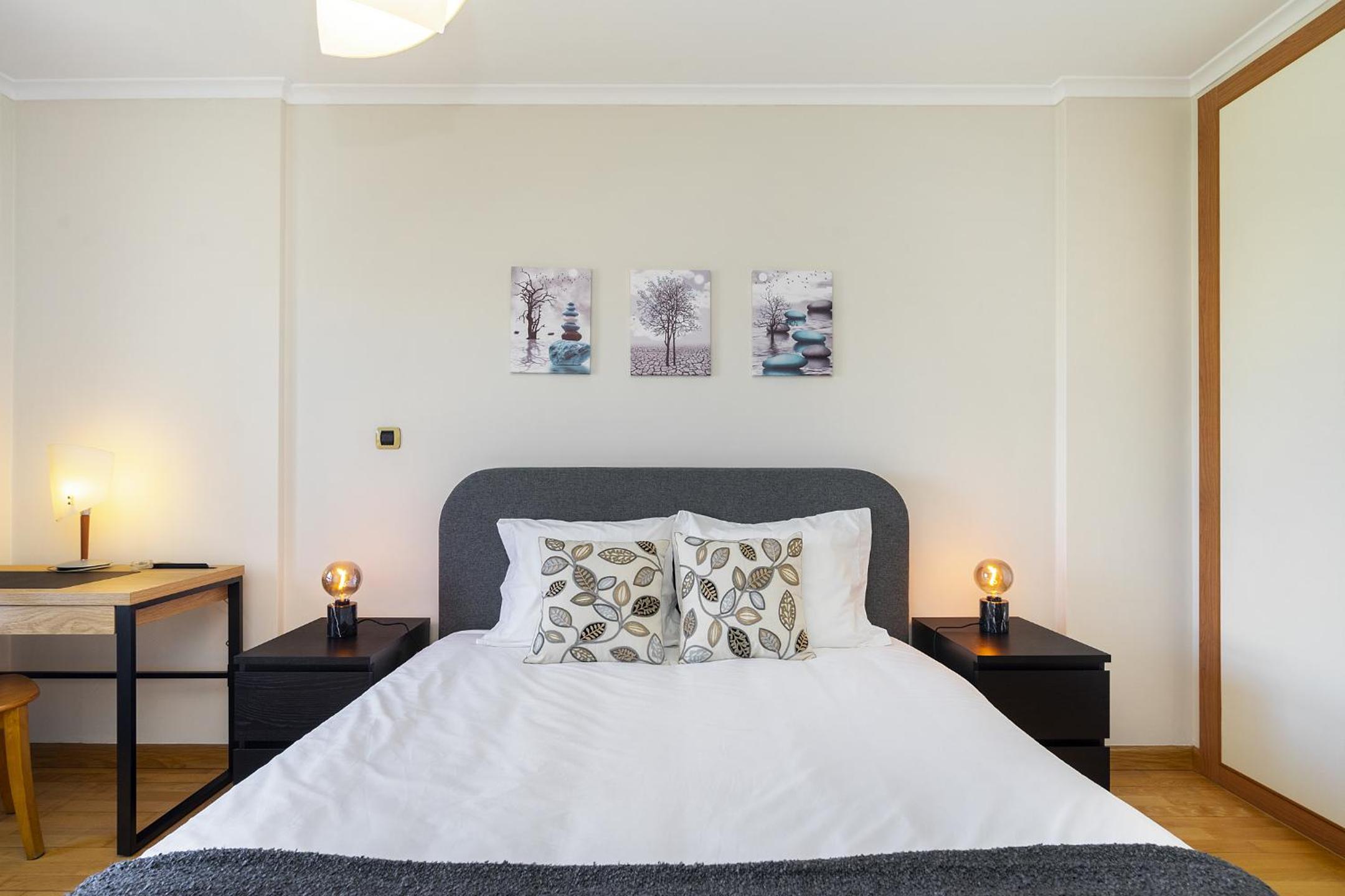 Spacious 2BR apartment with free parking in Lisbon by Soulplaces