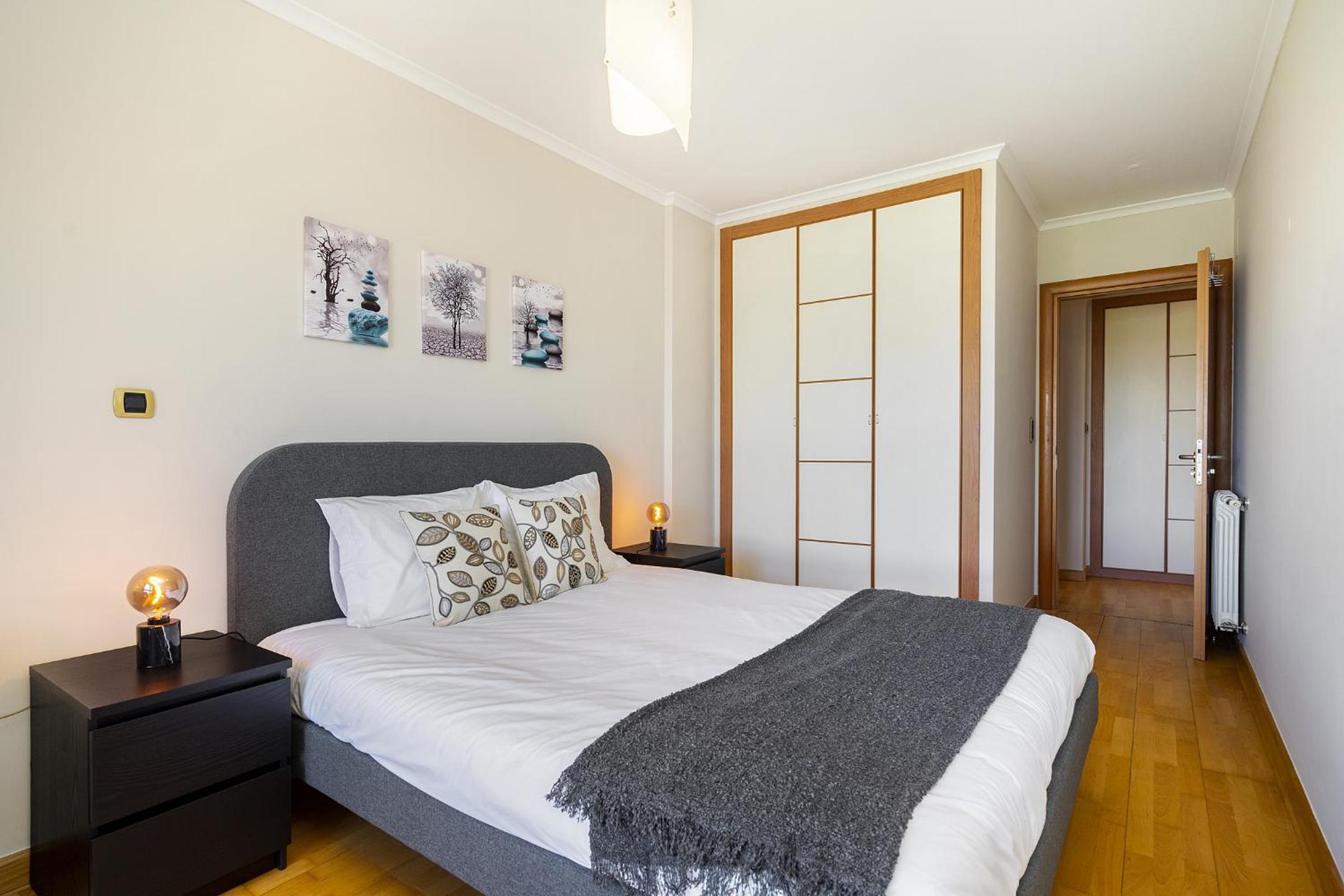 Spacious 2BR apartment with free parking in Lisbon by Soulplaces