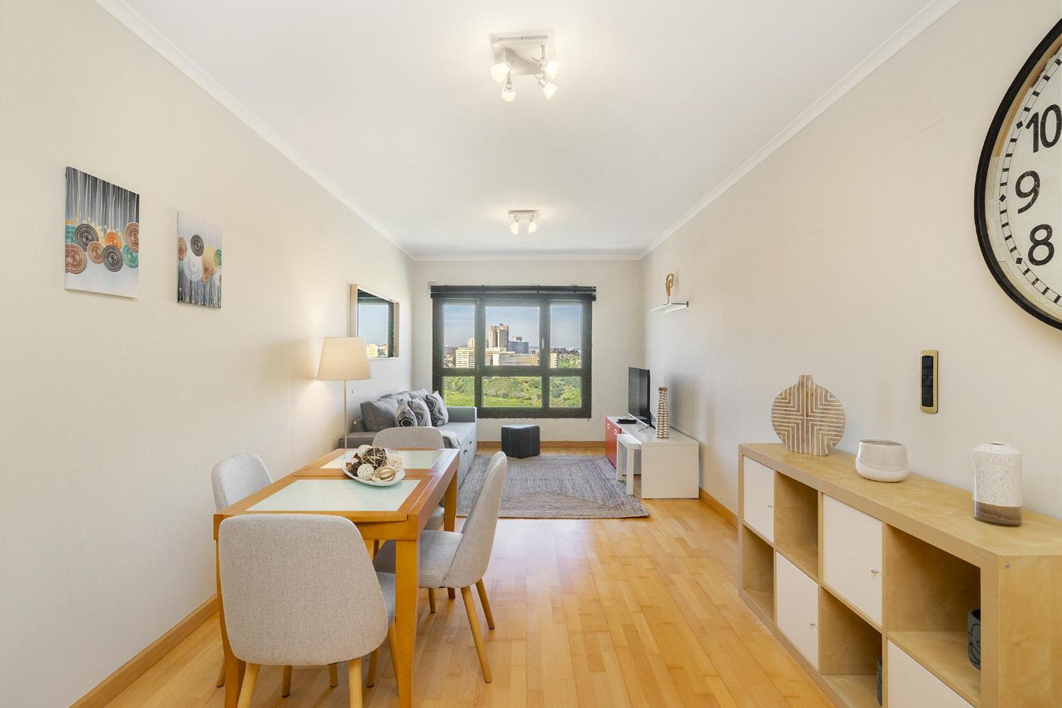 Spacious 2BR apartment with free parking in Lisbon by Soulplaces