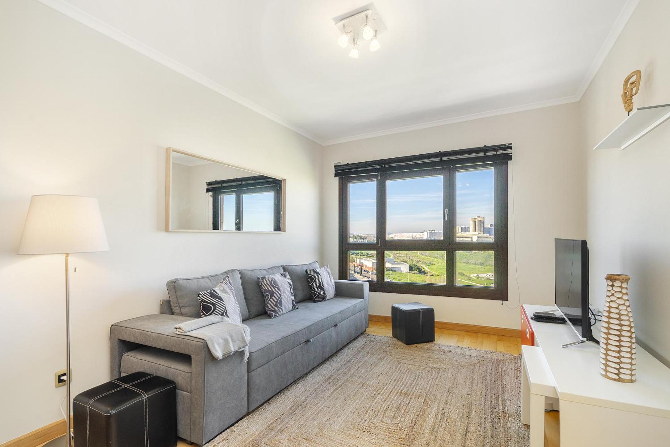 Spacious 2BR apartment with free parking in Lisbon by Soulplaces