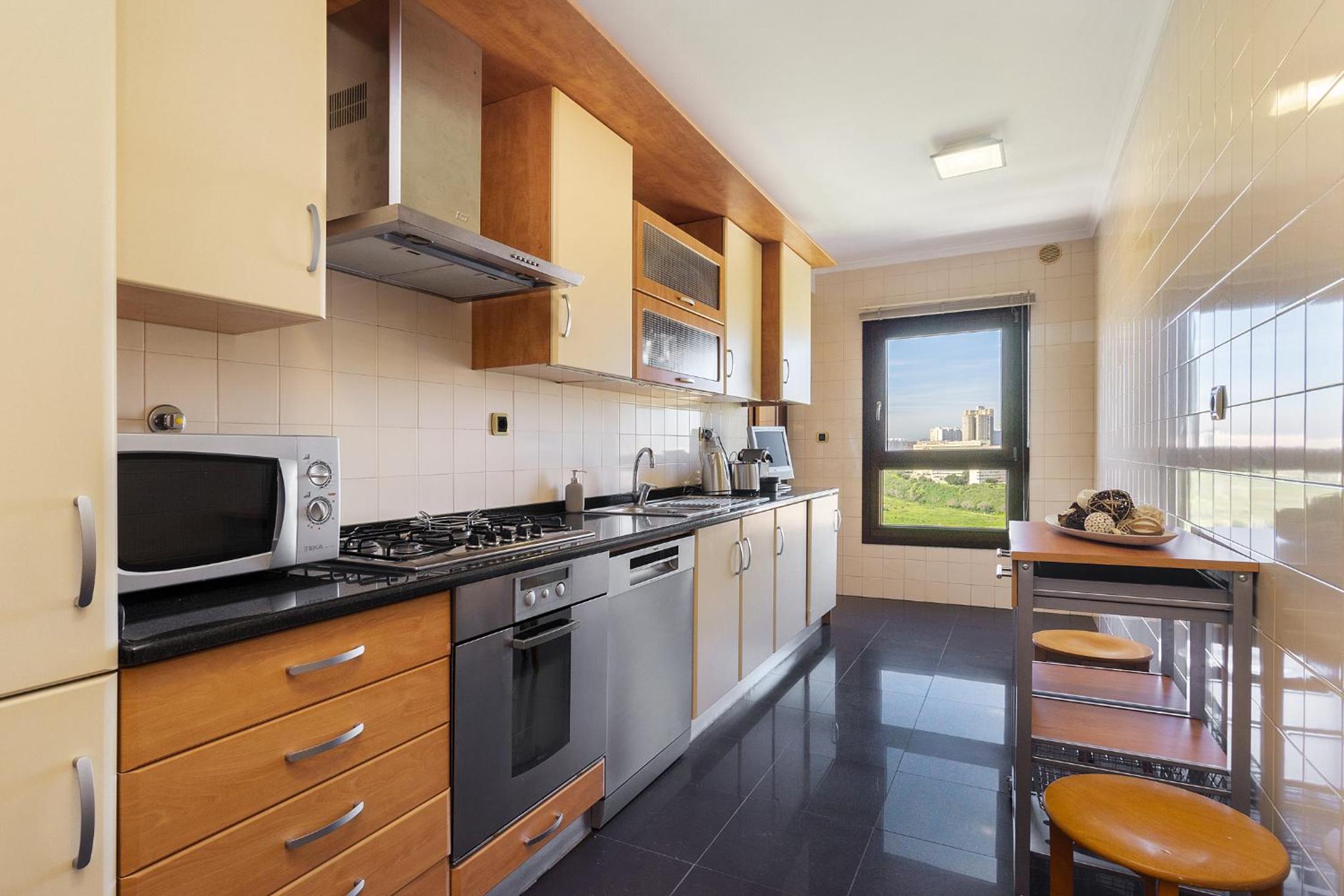 Spacious 2BR apartment with free parking in Lisbon by Soulplaces