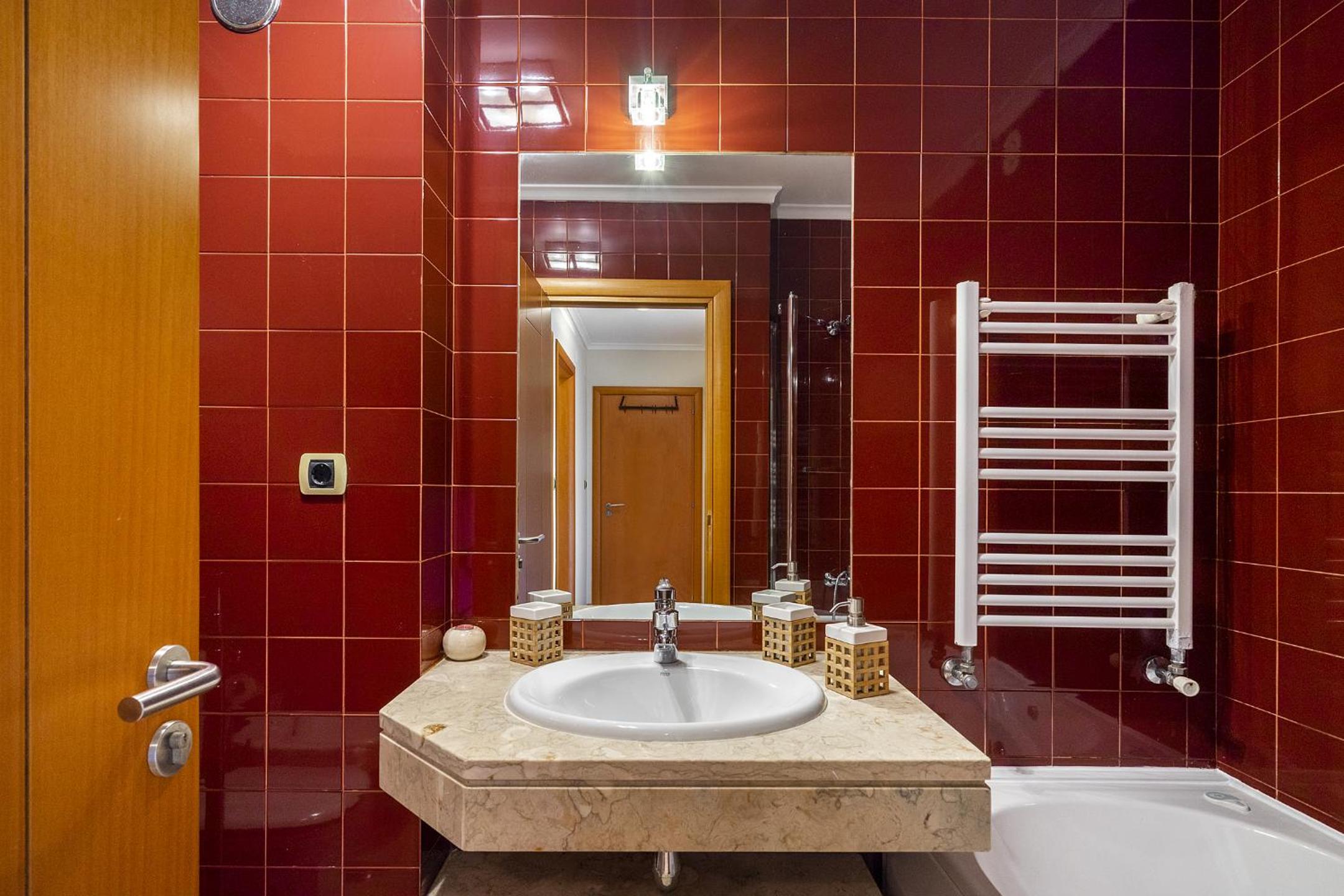Spacious 2BR apartment with free parking in Lisbon by Soulplaces