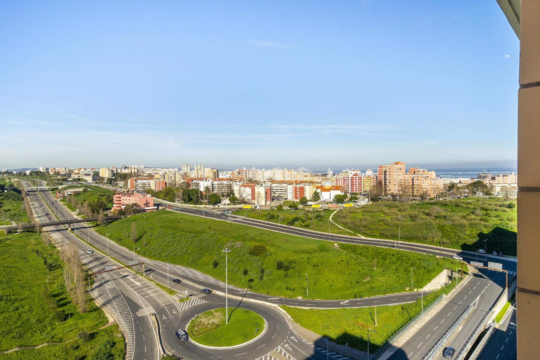 Spacious 2BR apartment with free parking in Lisbon by Soulplaces