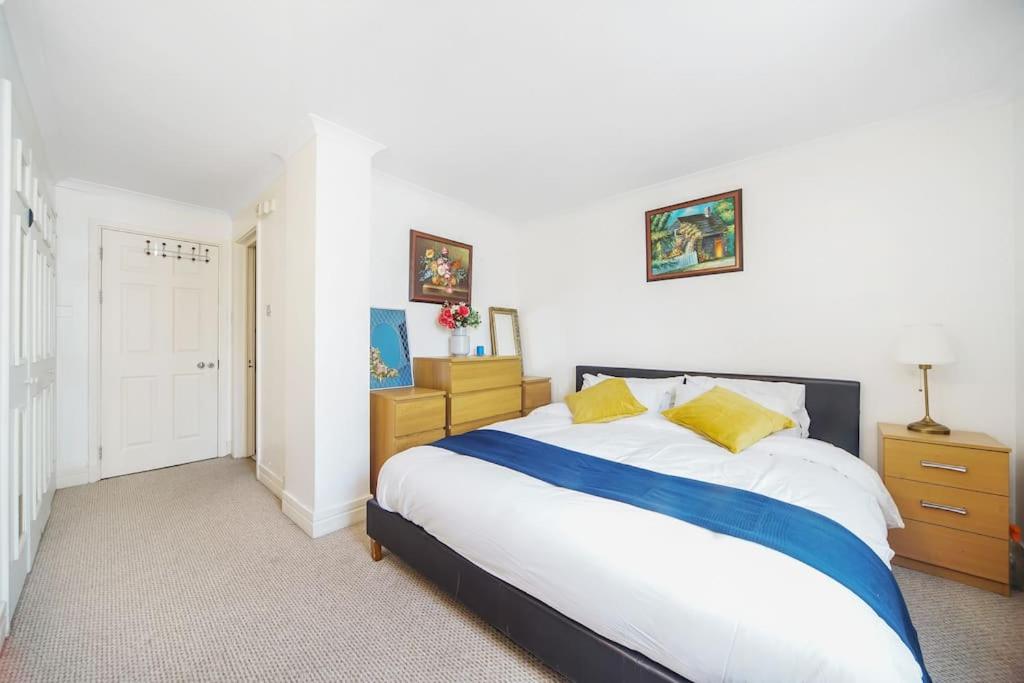 Stunning 4-Bed Apartment