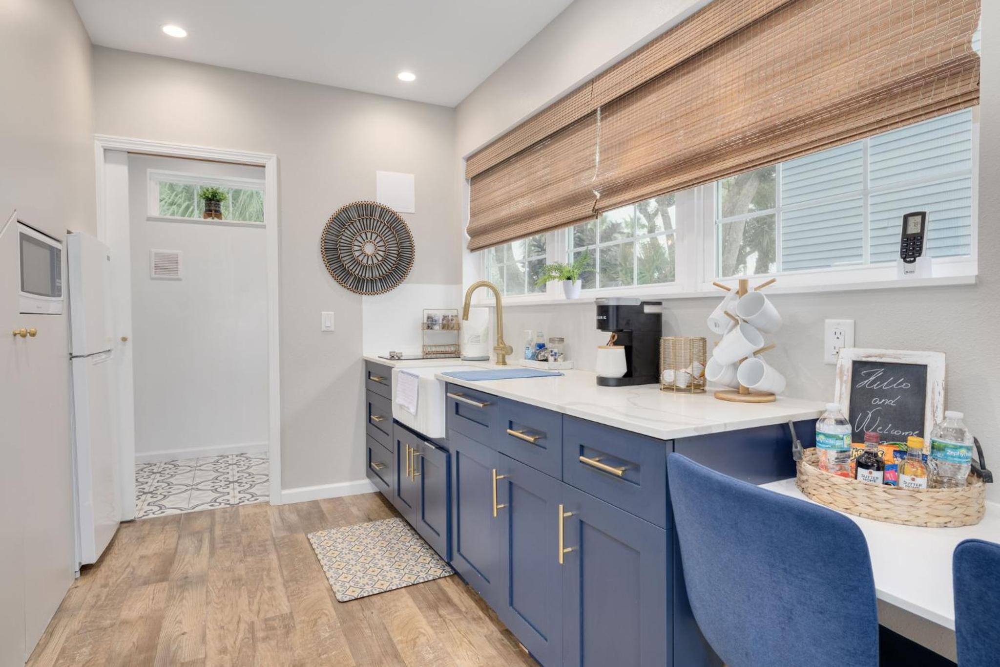 SHELLY - Cozy 1 bedroom tiny home with pool view 3