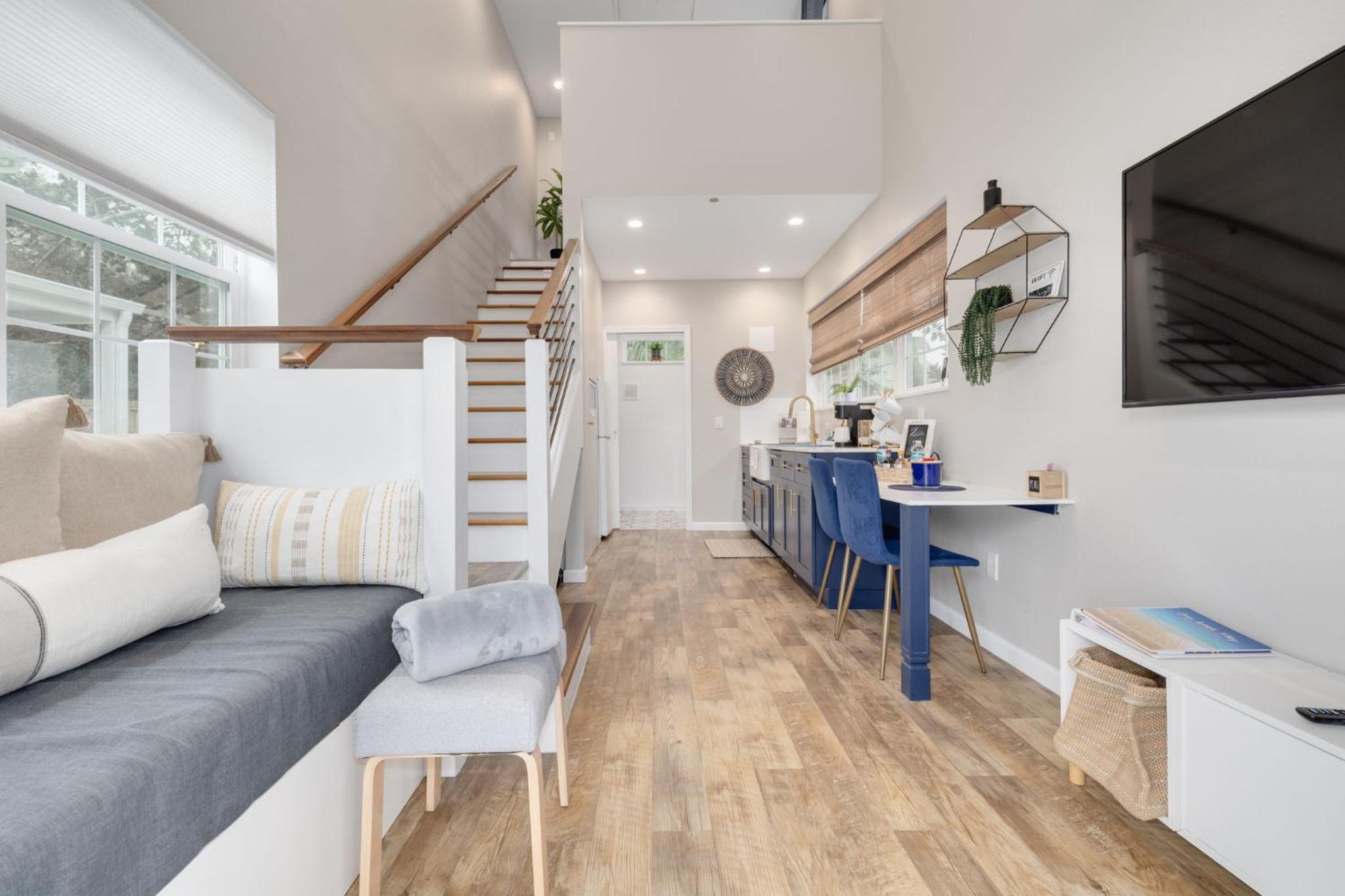 SHELLY - Cozy 1 bedroom tiny home with pool view 2