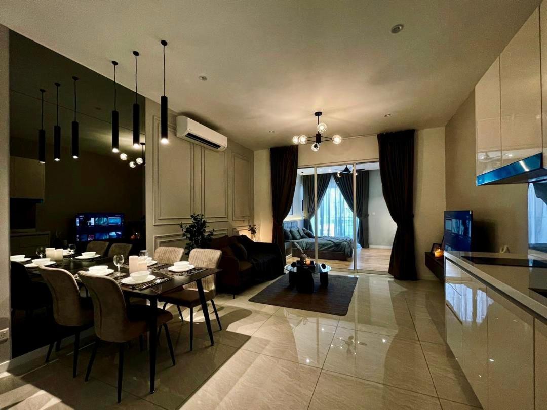 Quill Residence Luxury 3Pax Designer Suite by Hausome