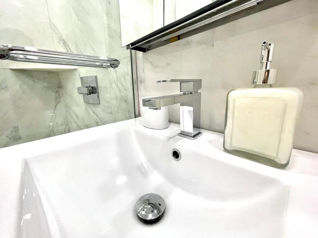 62-2B Renovated 1BR in Prime Upper East Side