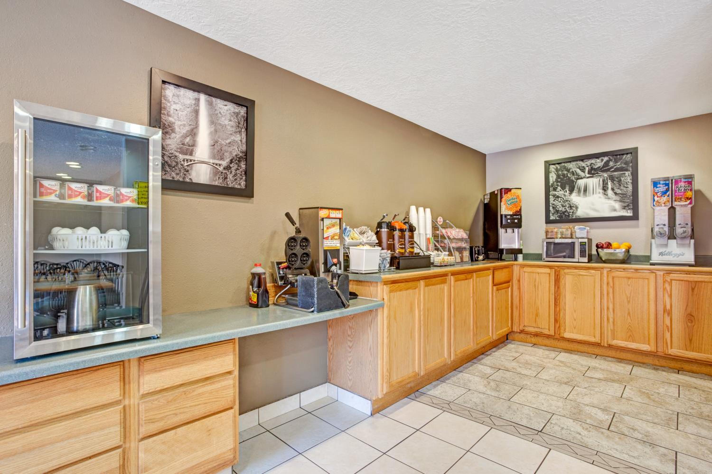 Albany Vacations - Super 8 by Wyndham Albany - Property Image 9