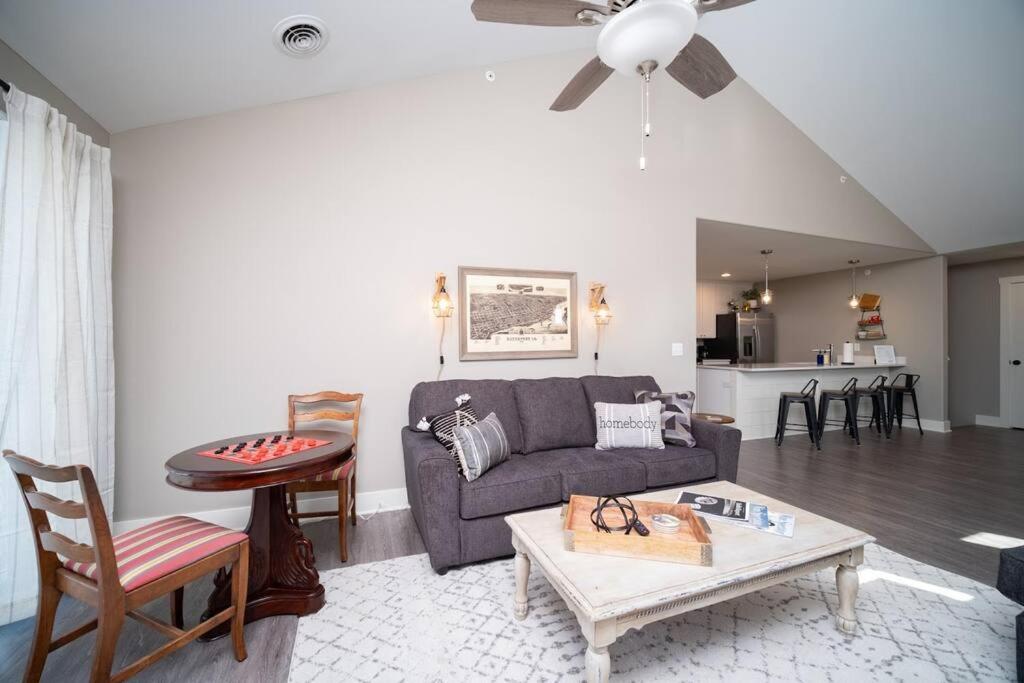 Charming Condo in Bettendorf view 3