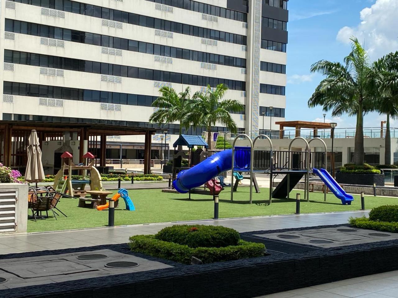 Puerto Santa Ana, Torres Bellini, 2 dormitorios, Parqueo
