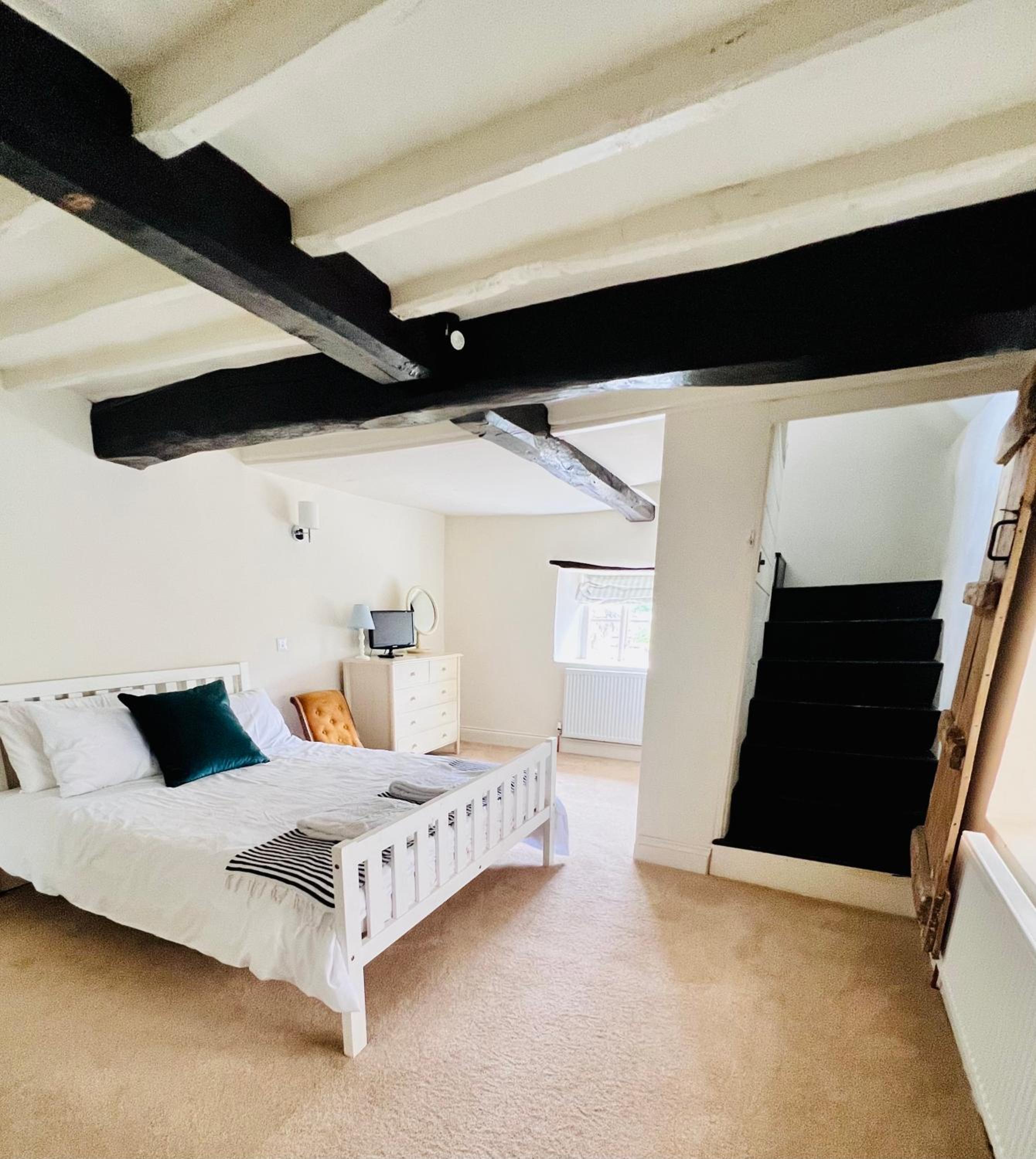 Large room in Stunning Cottage Edge of the Cotswolds