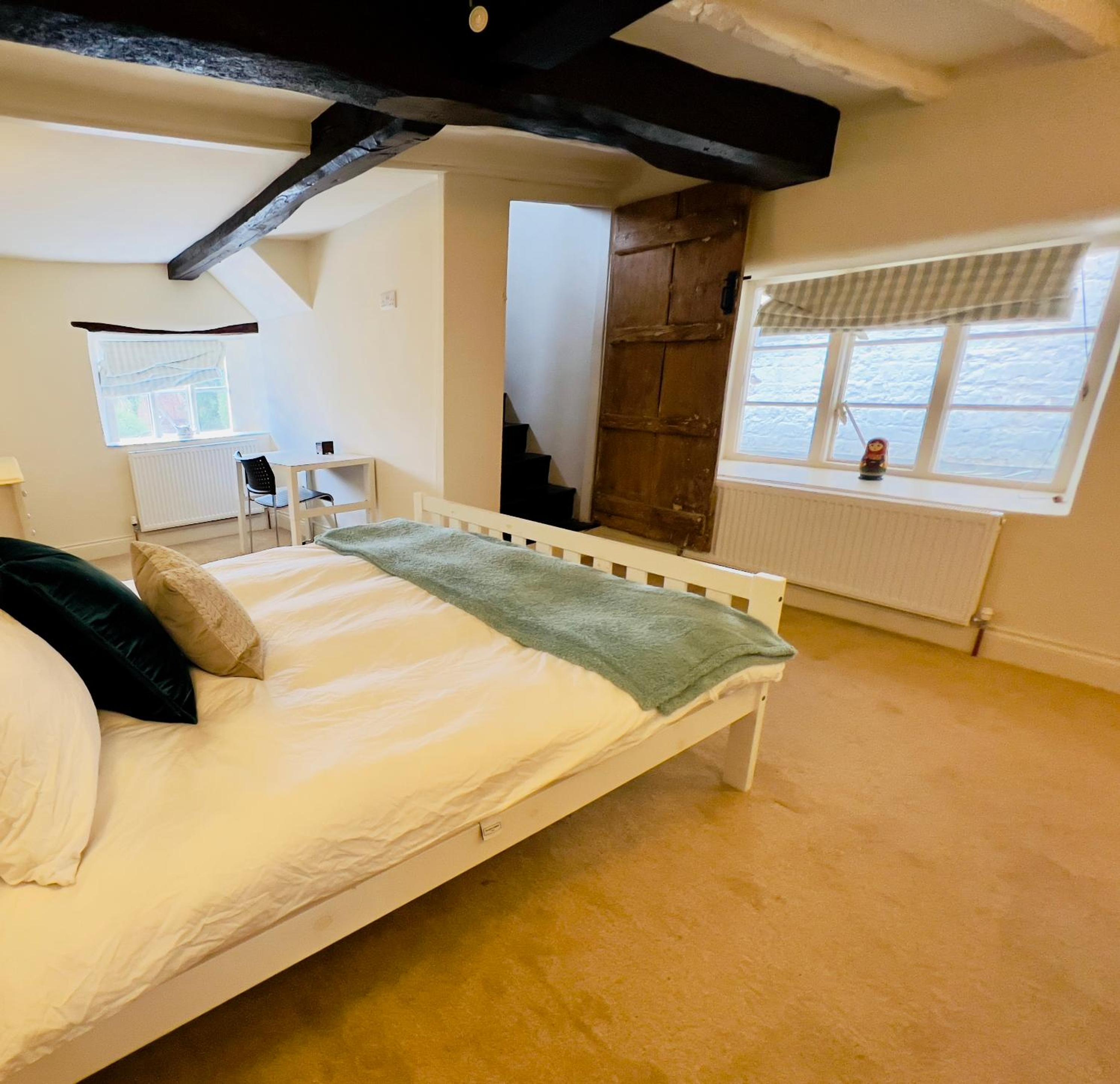 Large room in Stunning Cottage Edge of the Cotswolds